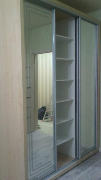 Шкаф на три двери с зеркалом 3