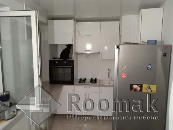 Маленькая кухня в белом цвете