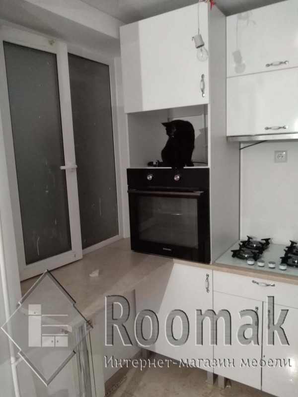 Маленькая кухня в белом цвете